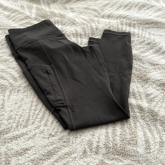 Athleta Salutation with pockets size MP like new leggings - Picture 3 of 8